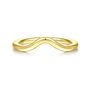 Gabriel & Co. WB914472O3Y4JJJ 14 karat yellow gold Contemporary wedding band, front view of a plain band rising to a soft central peak, maker's mark inside