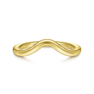 Gabriel & Co. WB914472O6Y4JJJ 14 karat yellow gold Contemporary wedding band, front view of a plain band rising to a soft rounded peak at the center