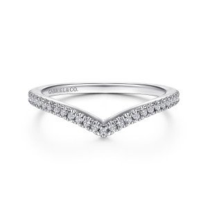 Gabriel & Co. WB914540M0W44JJ 14 karat white gold Contemporary wedding band, front view of the sharp V outline with the small diamonds following its point