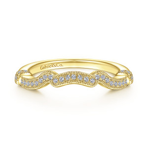 Gabriel & Co. WB914541R0Y44JJ 14 karat yellow gold Victorian wedding band, front view of the wavy beaded strip of small diamonds with stepped blocks at each end