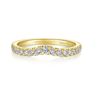 Gabriel & Co. WB914545O0Y44JJ 14 karat yellow gold Contemporary wedding band, front view of the band with its central dip and round diamonds lining the curve
