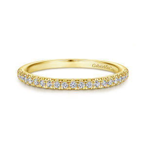 Gabriel & Co. WB914555R0Y44JJ 14 karat yellow gold Contemporary wedding band, front view of a straight row of small round diamonds with scalloped prong edges