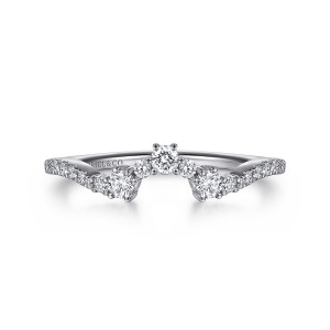 Gabriel & Co. WB915720W44JJ 14 karat white gold Starlight wedding band, front view of the pointed center with round diamonds of mixed sizes in slender prongs