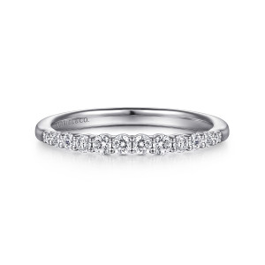 Gabriel & Co. WB915731W44JJ 14 karat white gold Contemporary wedding band, front view of round diamonds growing toward the middle, spaced apart by small prongs