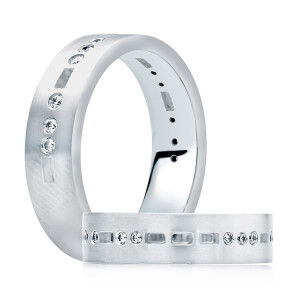 A Jaffe Classic Platinum Diamond Wedding Ring GR0994