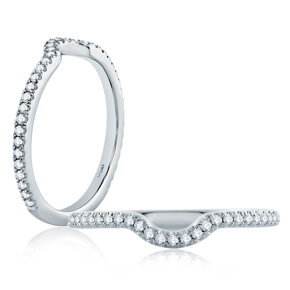 A Jaffe Classic 18 Karat Diamond Wedding Ring MR1774